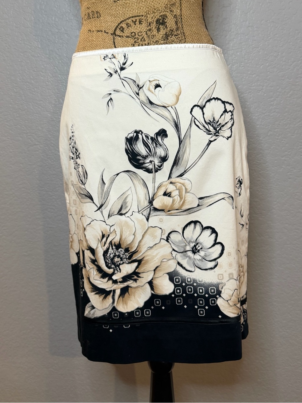 White House Black Market Cream and Black Floral Pencil Skirt